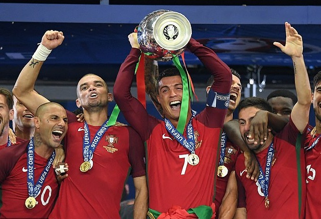 Ronaldo tiết lộ từng "phá lệ" uống rượu khi vô địch Euro 2016