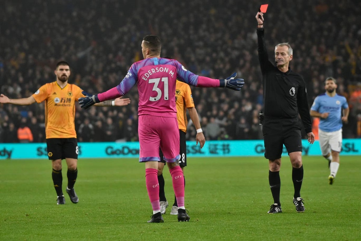 Guardiola sợ “mất cả chì lẫn chài” nếu Man City buông Ngoại hạng Anh