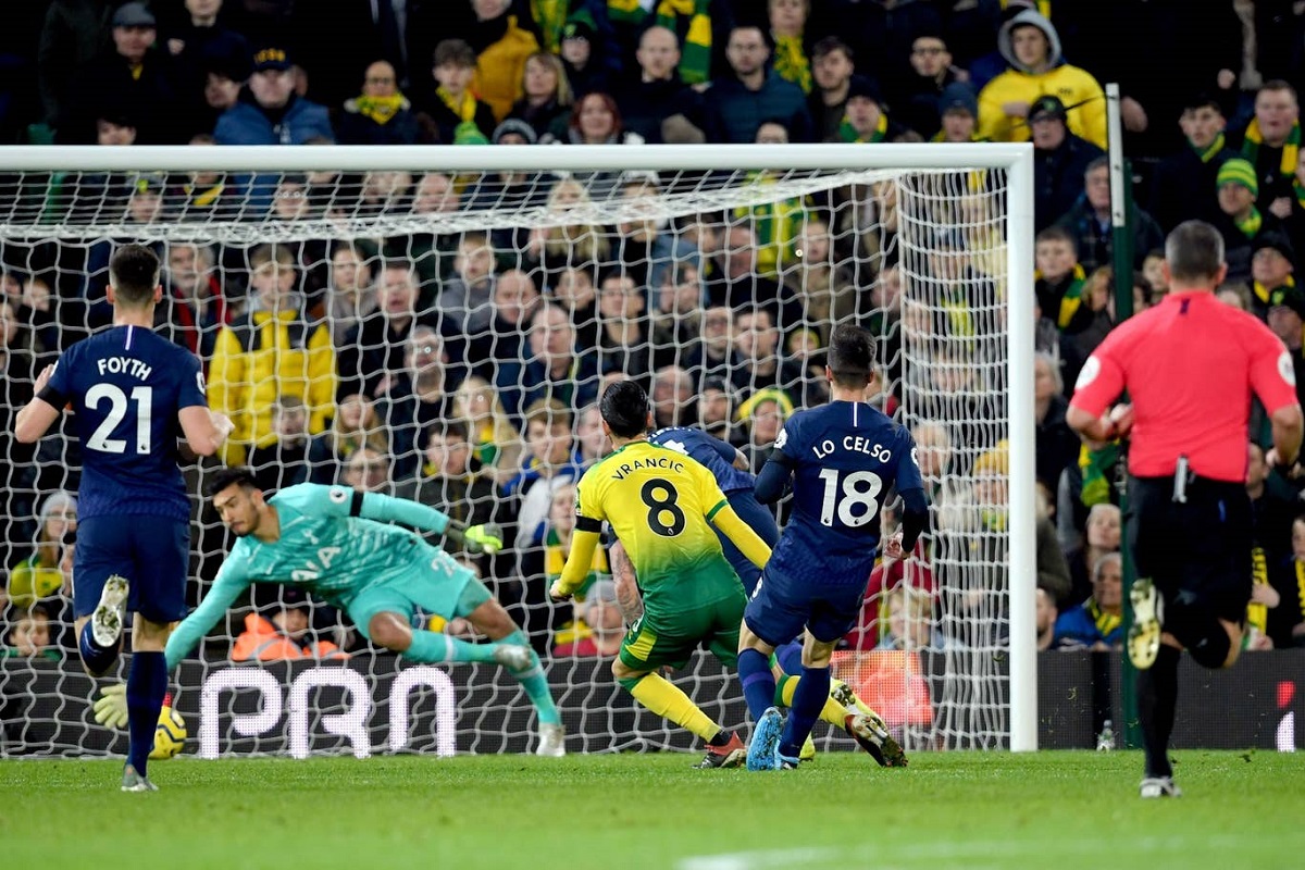 CĐV MU và Arsenal “cà khịa” thủ môn Tottenham sau bàn thua