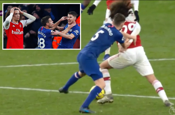 CĐV Arsenal nổi giận khi Jorginho không bị thẻ đỏ trước lúc ghi bàn