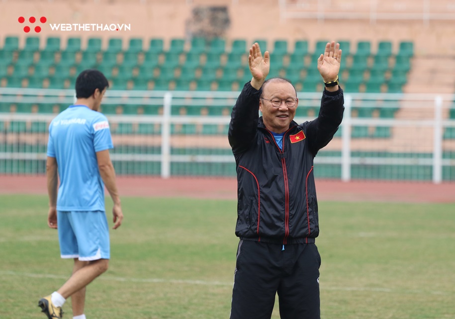 Thầy Park giao lưu với học sinh Hàn Quốc trước buổi tập của U23 Việt Nam