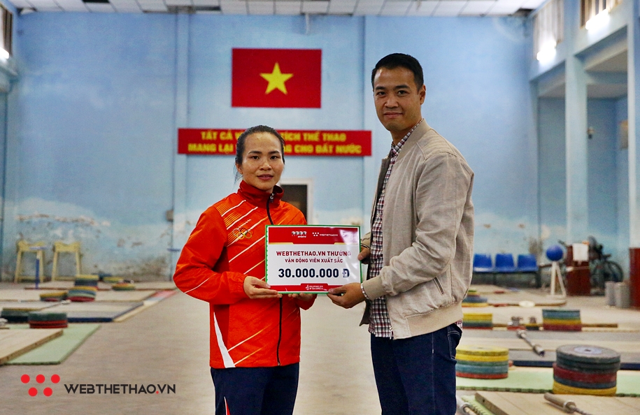 Webthethao.vn trao thưởng đặc biệt cho lực sỹ Vương Thị Huyền