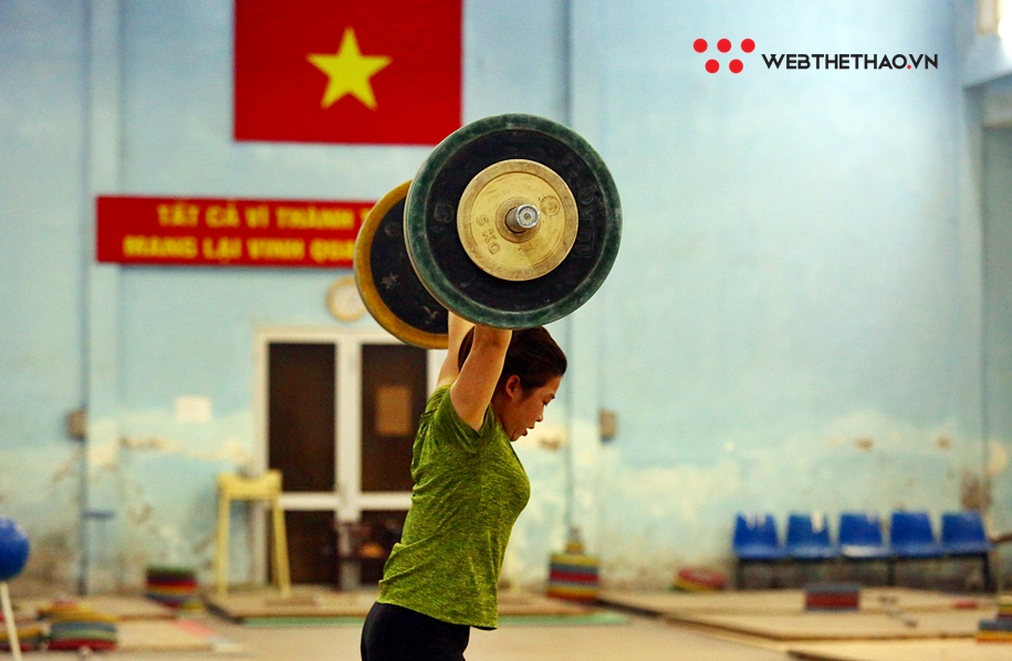 Lực sĩ Vương Thị Huyền gấp rút tăng cân để chinh phục tấm vé dự Olympic 2020