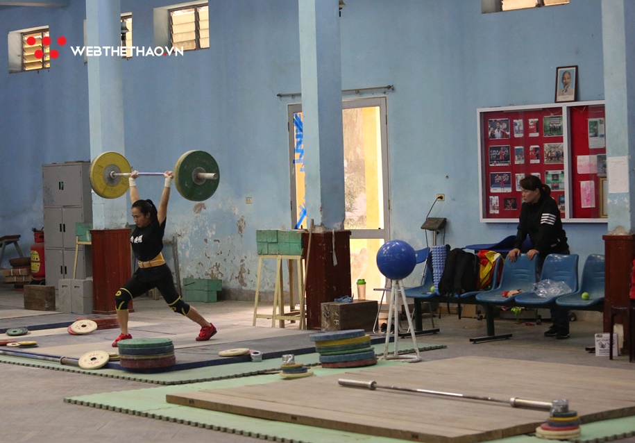 Lực sĩ Vương Thị Huyền gấp rút tăng cân để chinh phục tấm vé dự Olympic 2020
