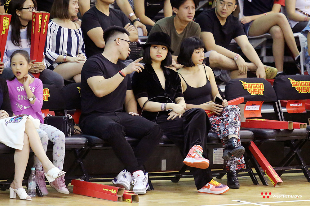 Diễn viên, ca sĩ Miu Lê diện giày độc, cùng bạn trai gymer đến cổ vũ Saigon Heat