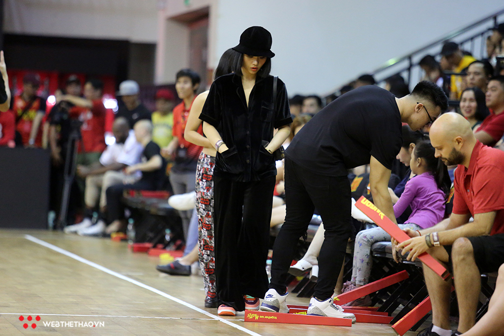 Diễn viên, ca sĩ Miu Lê diện giày độc, cùng bạn trai gymer đến cổ vũ Saigon Heat
