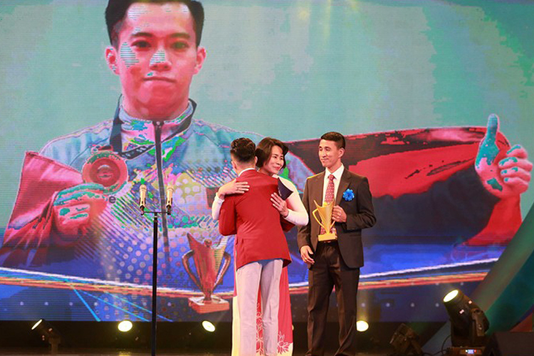 Cúp Chiến thắng 2018: Quang Hải giành giải thưởng Nam VĐV của năm Cúp Chiến thắng 2018: Quang Hải giành giải thưởng Nam VĐV của năm
