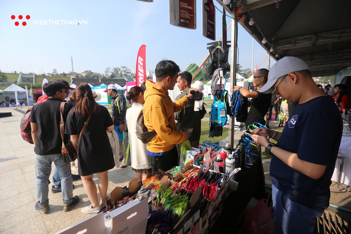 Hàng ngàn runner đổ bộ về Quảng trường Lâm Viên nhận bib thi đấu tại DLUT 2019
