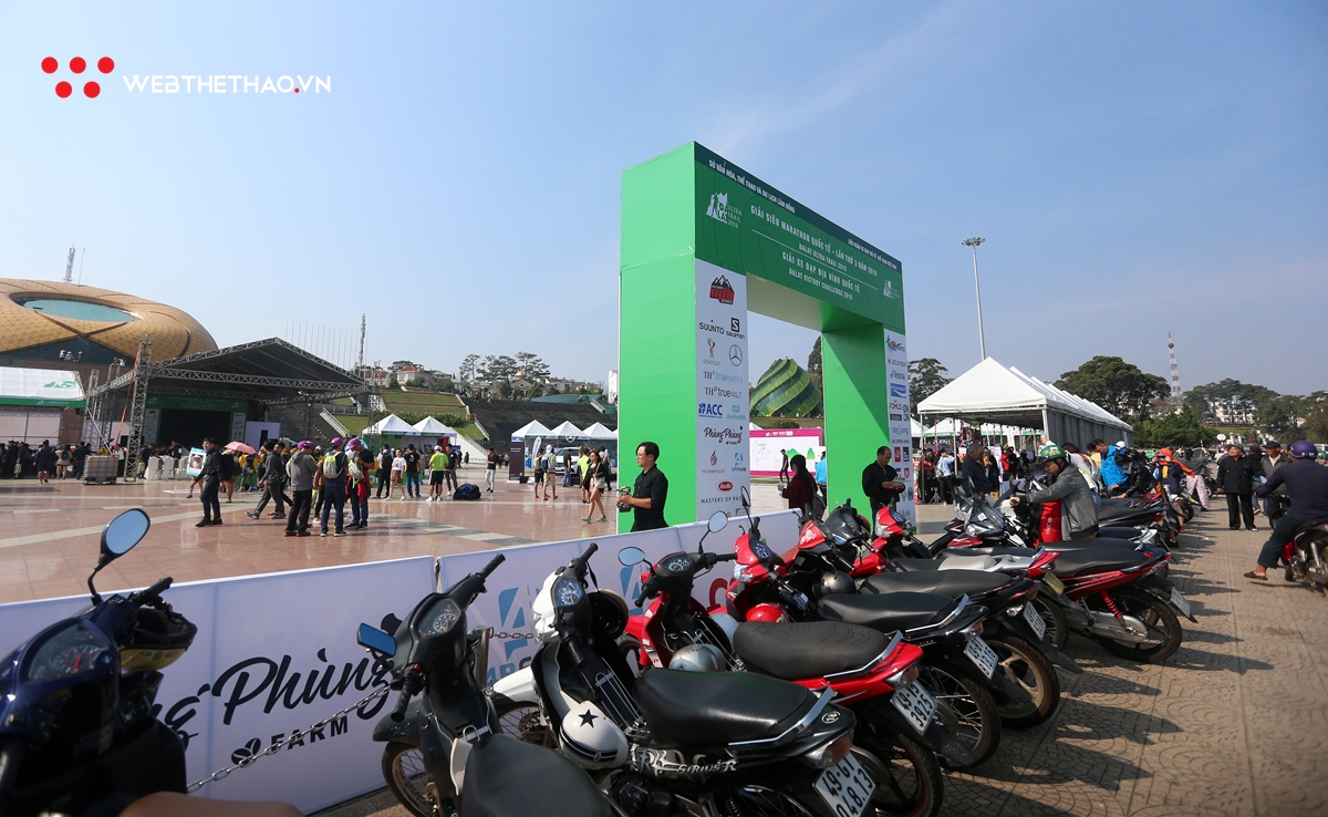 Hàng ngàn runner đổ bộ về Quảng trường Lâm Viên nhận bib thi đấu tại DLUT 2019
