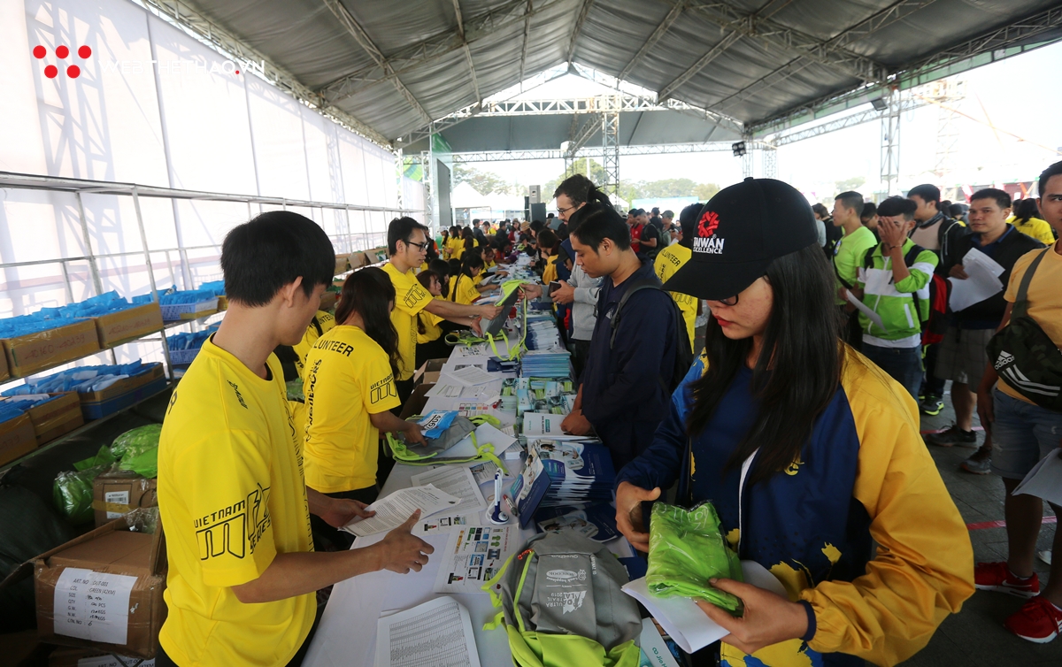 Hàng ngàn runner đổ bộ về Quảng trường Lâm Viên nhận bib thi đấu tại DLUT 2019