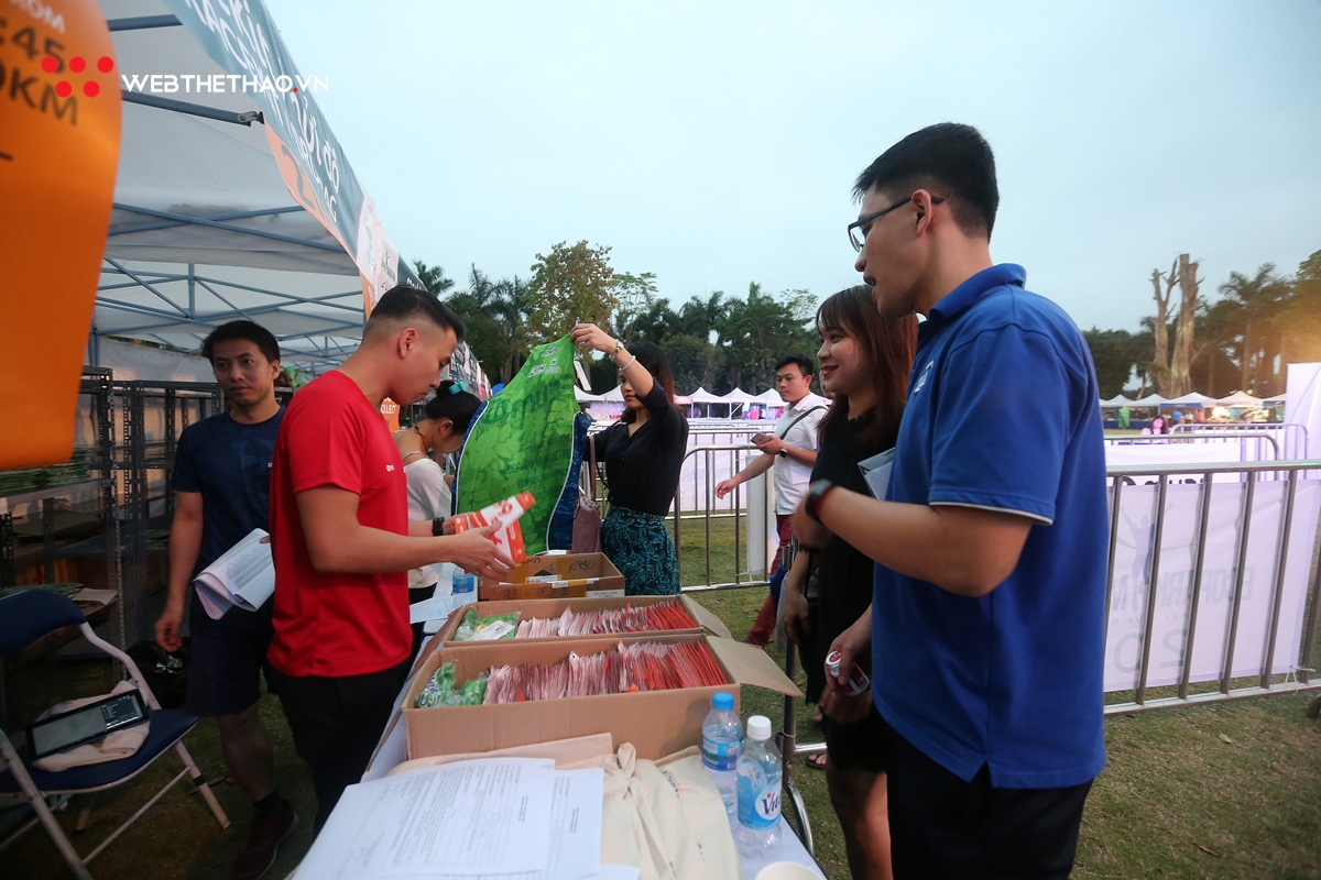 Những runner đầu tiên rinh bib của Ecopark Marathon 2019