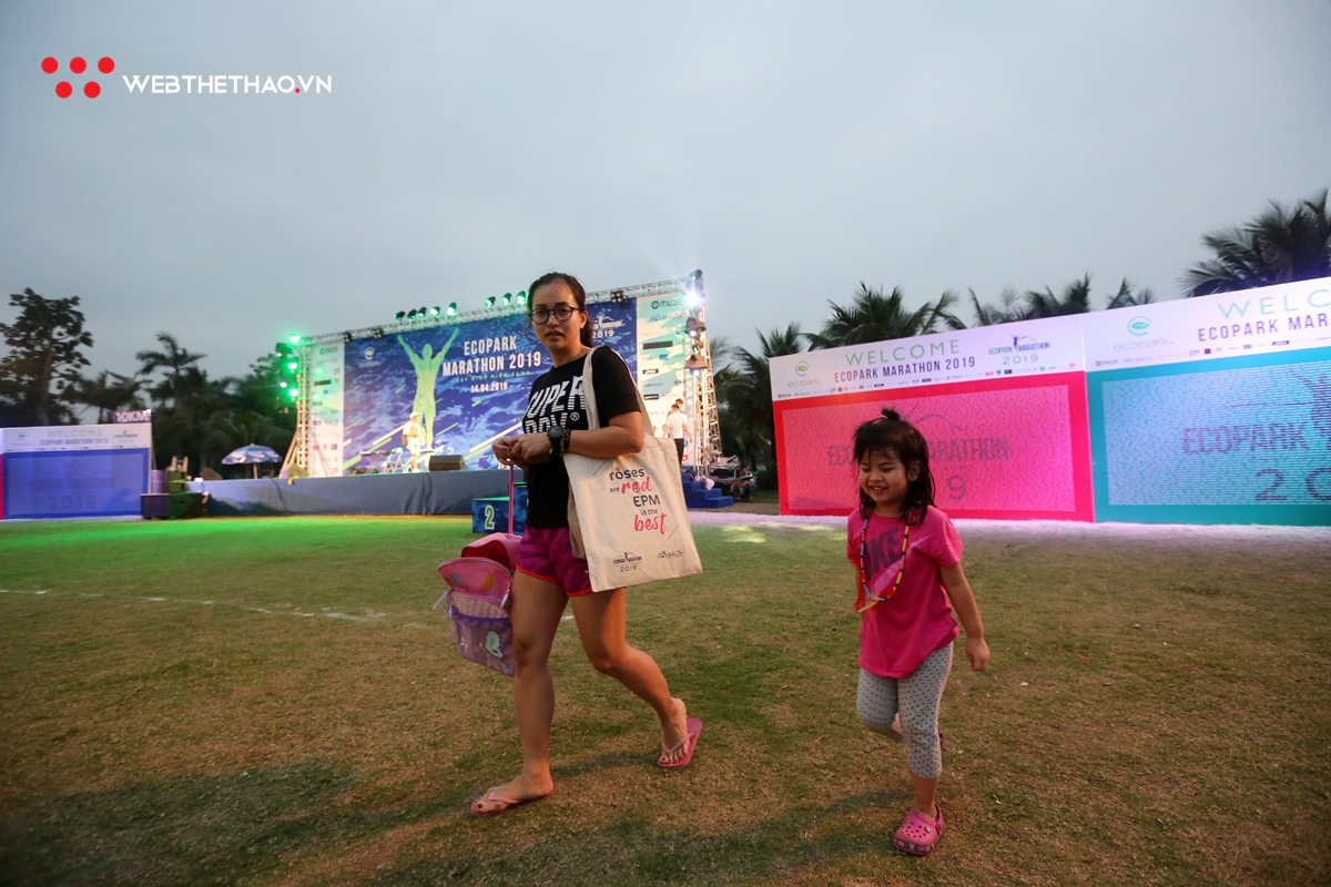 Những runner đầu tiên rinh bib của Ecopark Marathon 2019