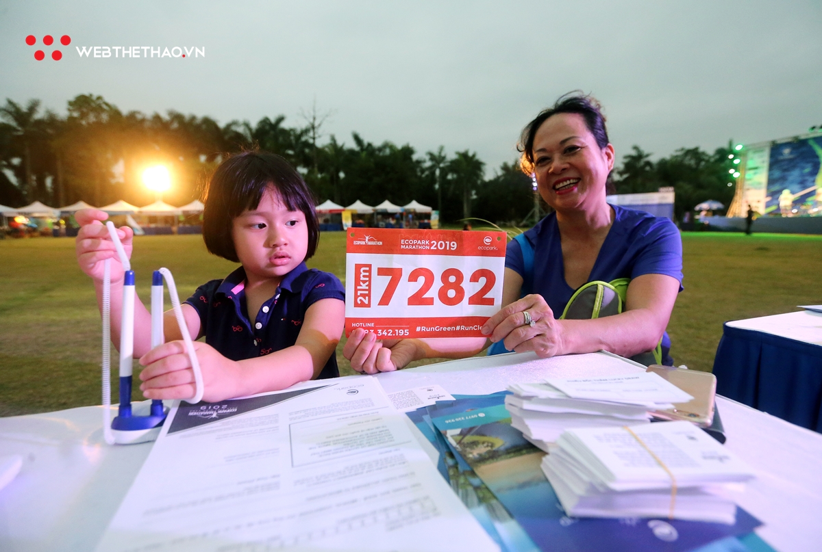 Những runner đầu tiên rinh bib của Ecopark Marathon 2019