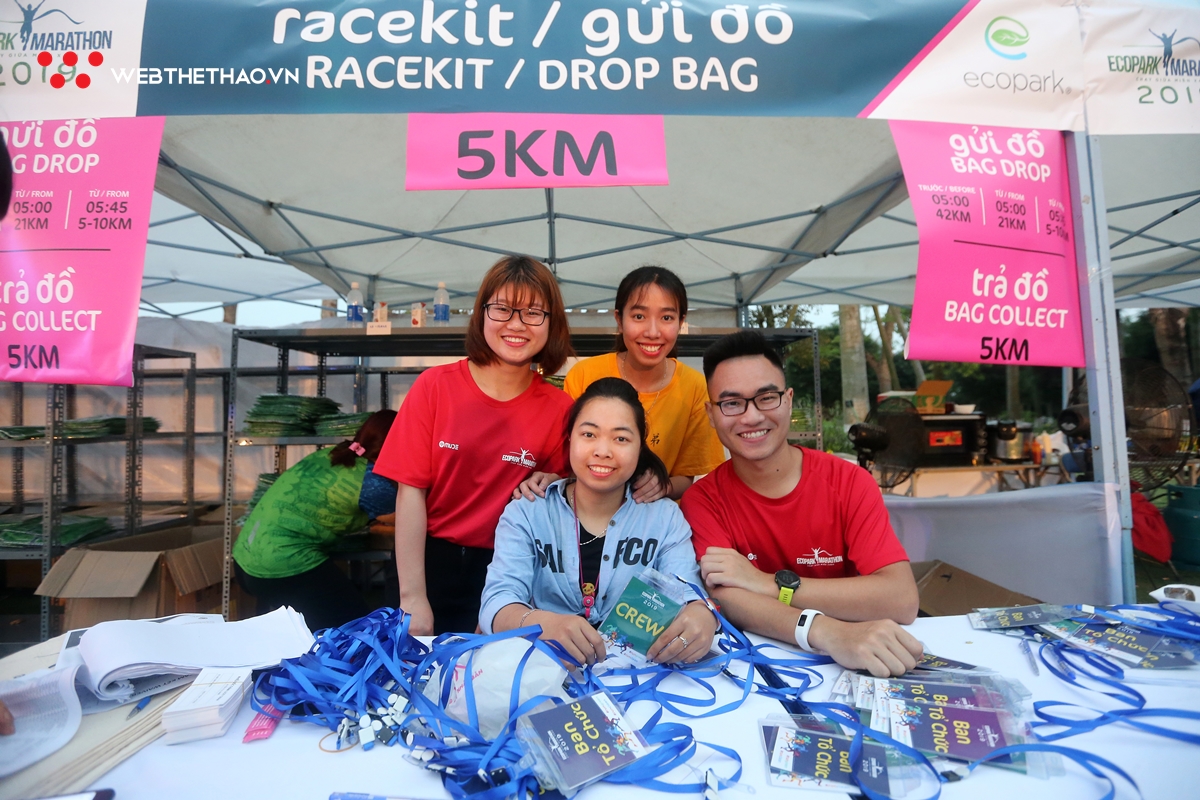 Những runner đầu tiên rinh bib của Ecopark Marathon 2019