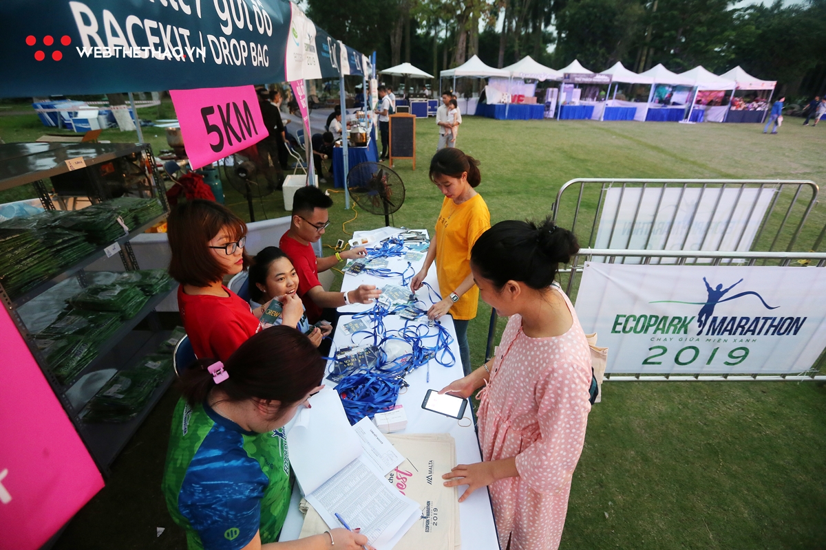 Những runner đầu tiên rinh bib của Ecopark Marathon 2019