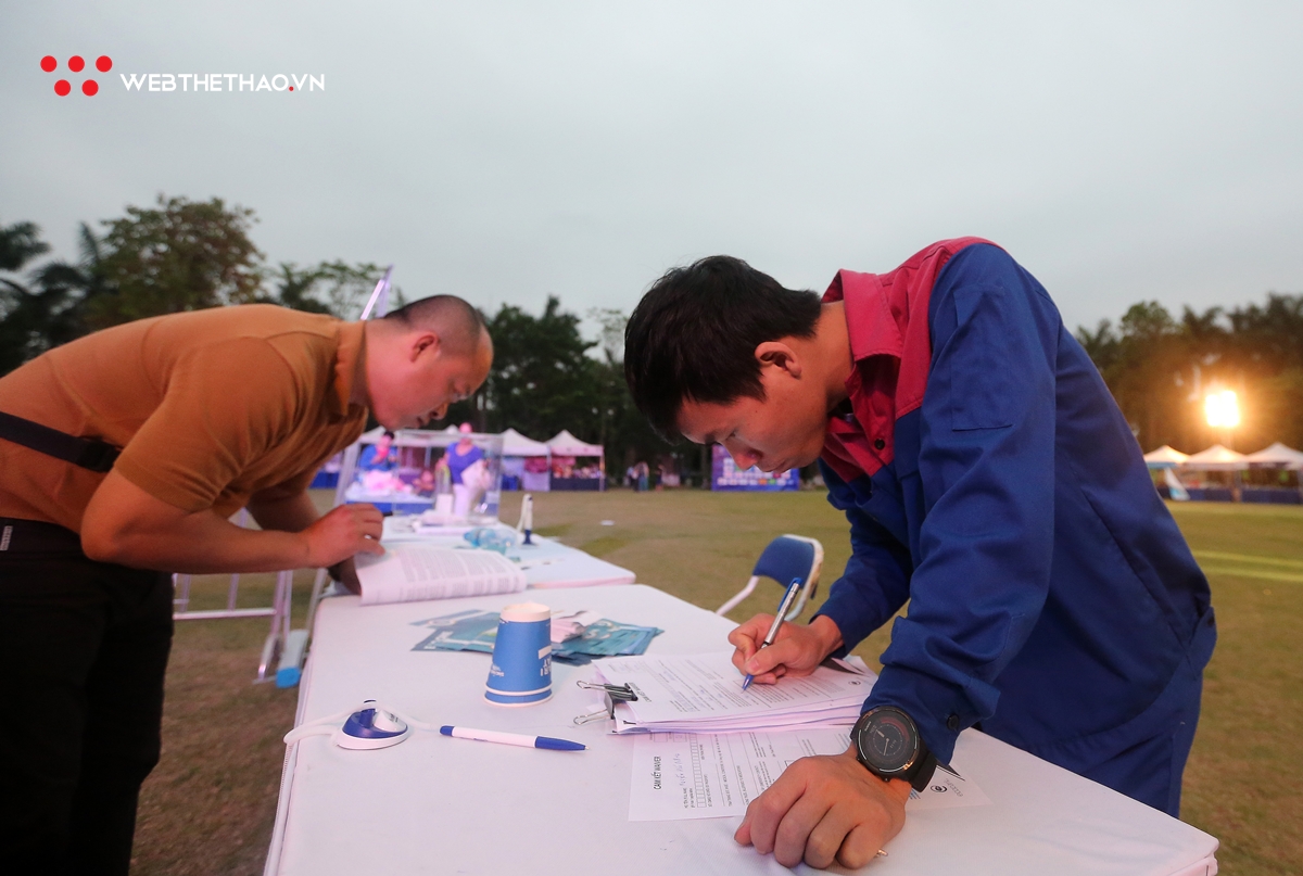 Những runner đầu tiên rinh bib của Ecopark Marathon 2019