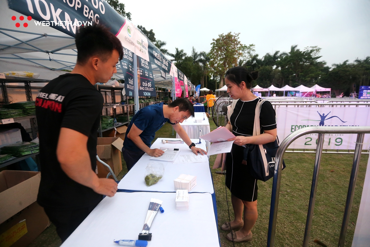 Những runner đầu tiên rinh bib của Ecopark Marathon 2019