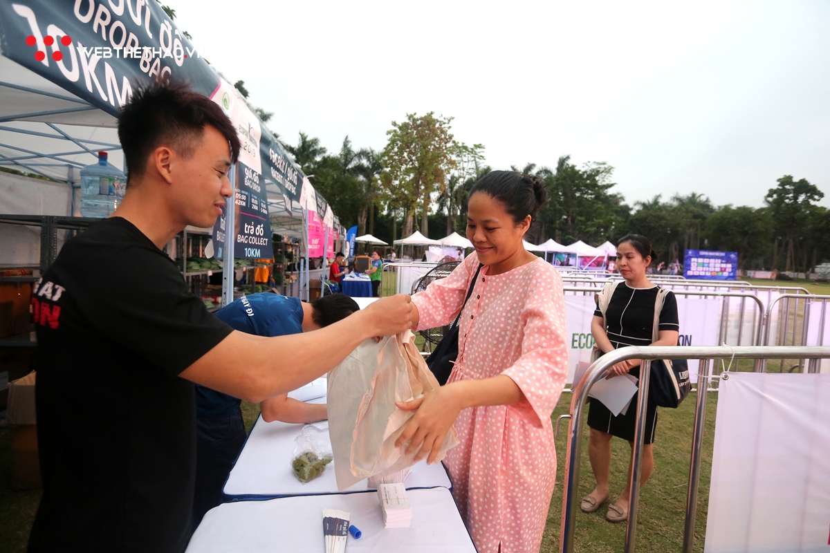 Những runner đầu tiên rinh bib của Ecopark Marathon 2019