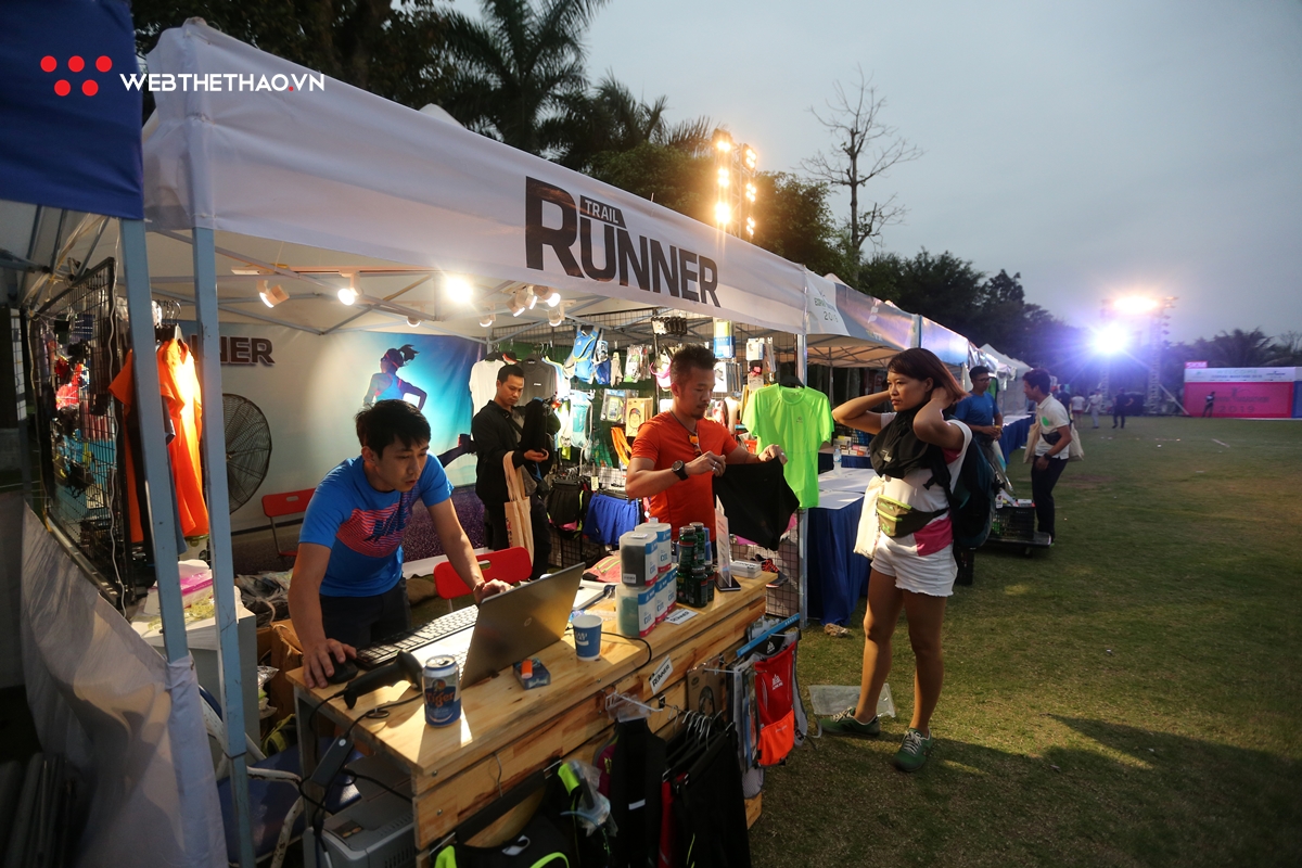 Những runner đầu tiên rinh bib của Ecopark Marathon 2019