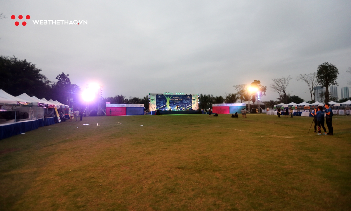 Những runner đầu tiên rinh bib của Ecopark Marathon 2019