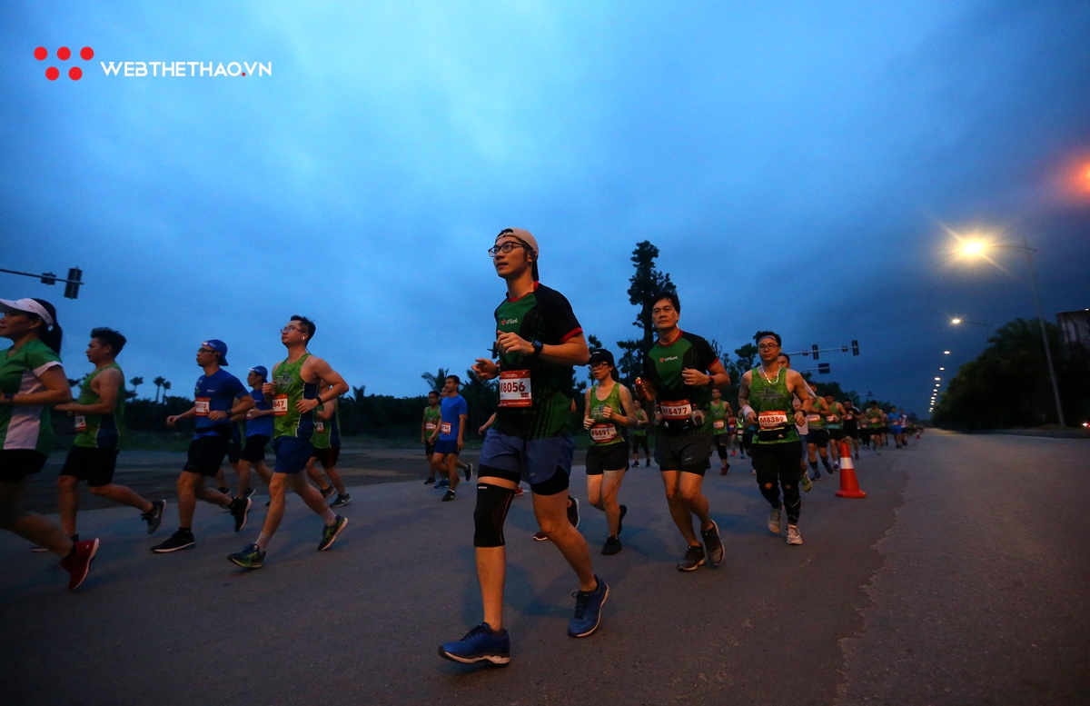 Chùm ảnh: Hàng ngàn runner sải chân khai tiệc Ecopark Marathon 2019