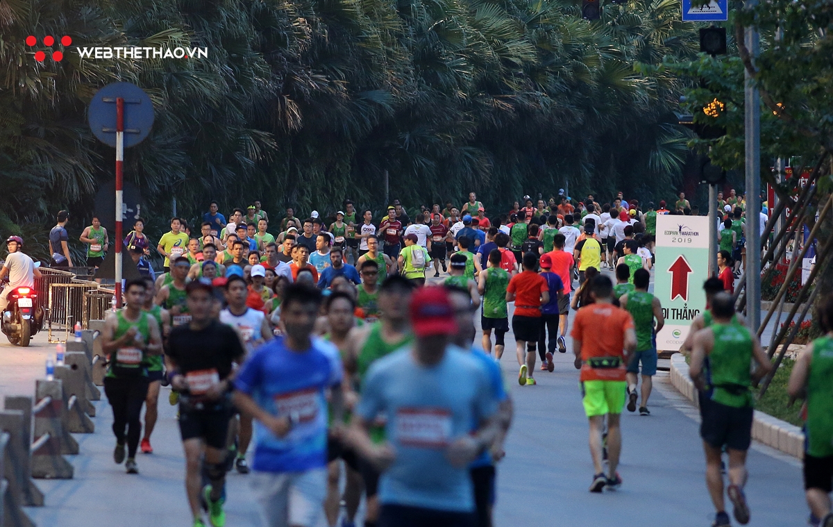Chùm ảnh: Hàng ngàn runner sải chân khai tiệc Ecopark Marathon 2019