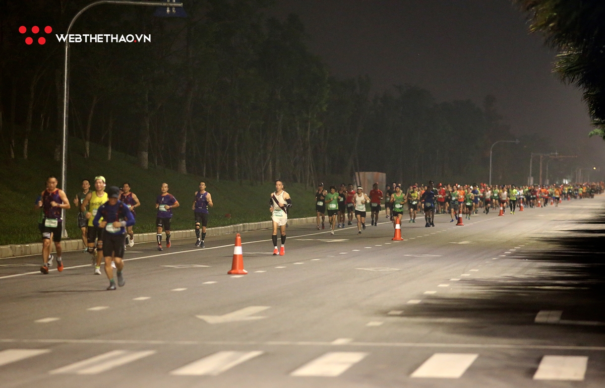 Chùm ảnh: Hàng ngàn runner sải chân khai tiệc Ecopark Marathon 2019