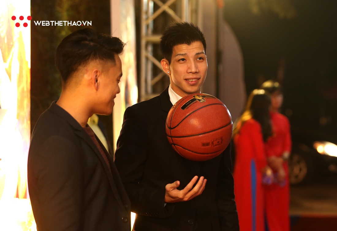 Hoàng Ca trình diễn tuyệt kỹ bóng rổ tại thảm đỏ Gala Cúp Chiến Thắng 2018