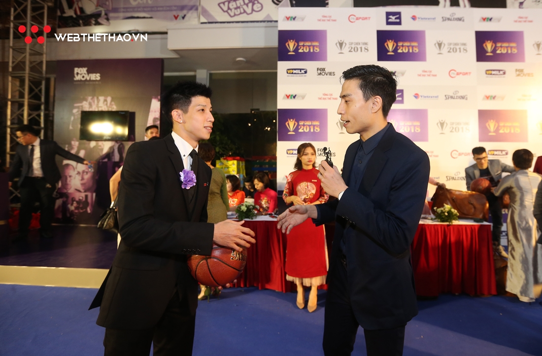 Hoàng Ca trình diễn tuyệt kỹ bóng rổ tại thảm đỏ Gala Cúp Chiến Thắng 2018