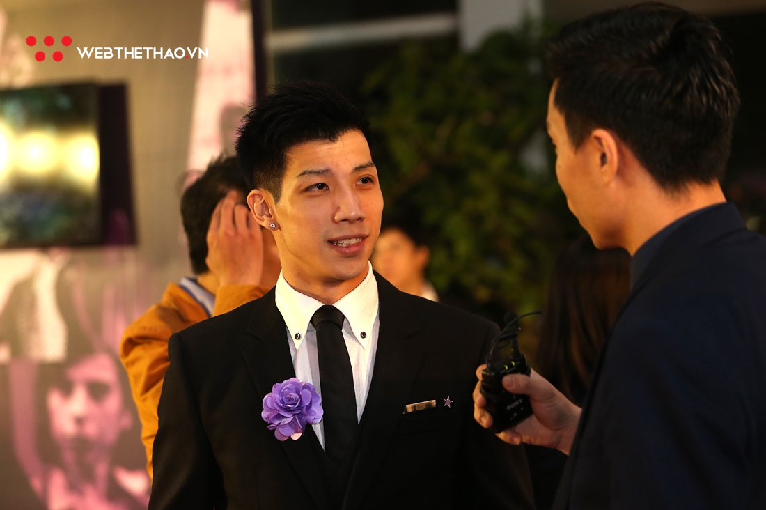 Hoàng Ca trình diễn tuyệt kỹ bóng rổ tại thảm đỏ Gala Cúp Chiến Thắng 2018