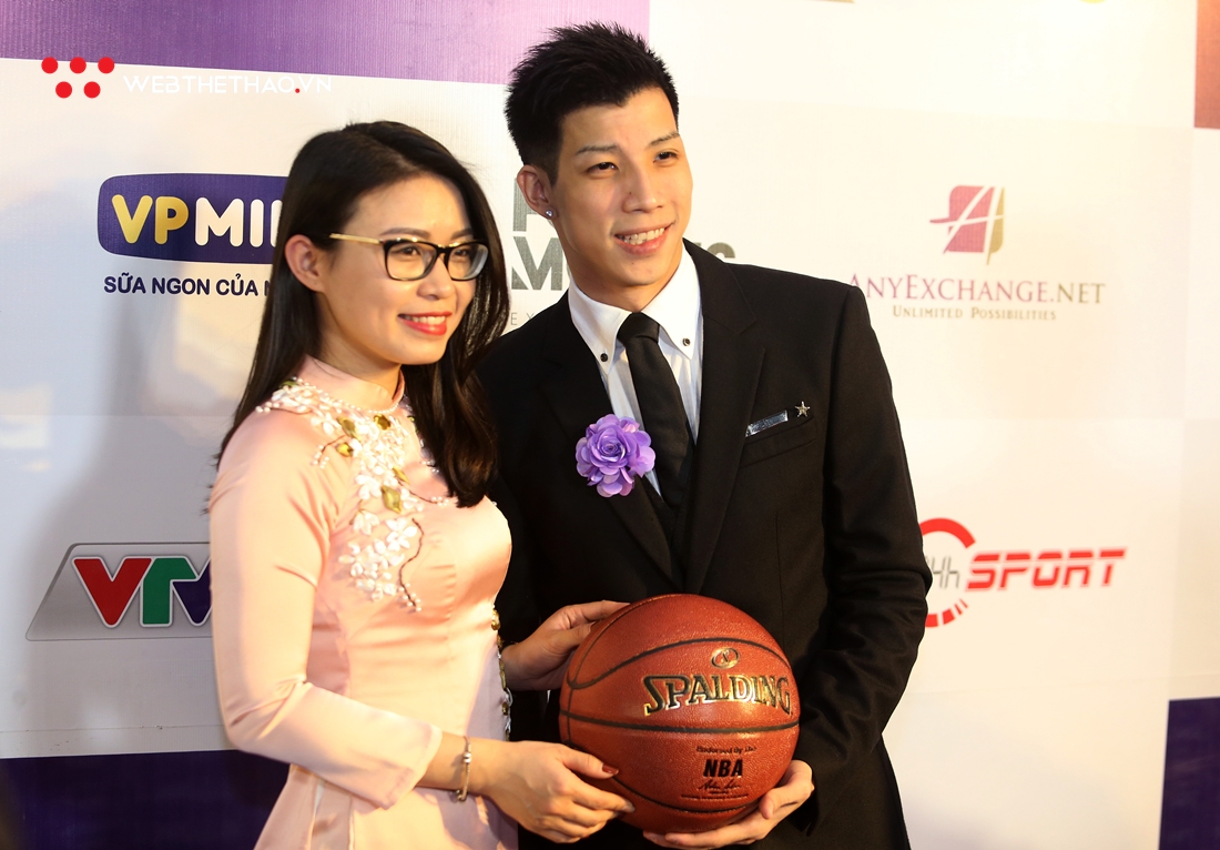 Hoàng Ca trình diễn tuyệt kỹ bóng rổ tại thảm đỏ Gala Cúp Chiến Thắng 2018