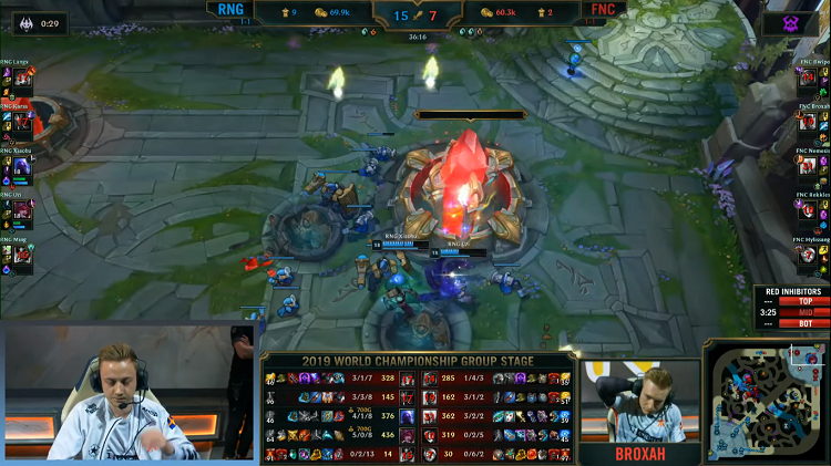 RNG vs FNC: Uzi cân cả thế giới
