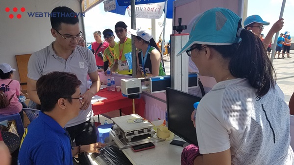 Runner nước ngoài xếp hàng giữa nắng chờ khắc tên huy chương Tiền Phong Marathon 2019 Runner nước ngoài xếp hàng giữa nắng chờ khắc tên huy chương Tiền Phong Marathon 2019