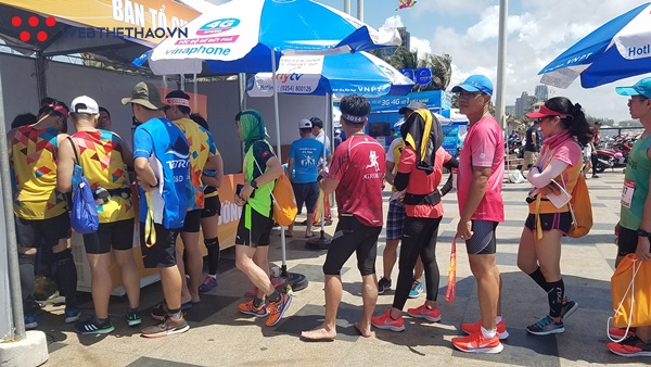 Runner nước ngoài xếp hàng giữa nắng chờ khắc tên huy chương Tiền Phong Marathon 2019 Runner nước ngoài xếp hàng giữa nắng chờ khắc tên huy chương Tiền Phong Marathon 2019