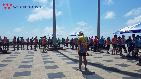 Runner nước ngoài xếp hàng giữa nắng chờ khắc tên huy chương Tiền Phong Marathon 2019 Runner nước ngoài xếp hàng giữa nắng chờ khắc tên huy chương Tiền Phong Marathon 2019