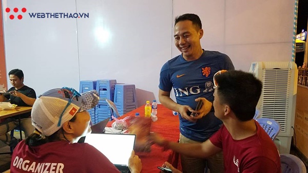 Cảm động ông bố trẻ tìm mua bib phút chót để được chạy cùng với con trai
