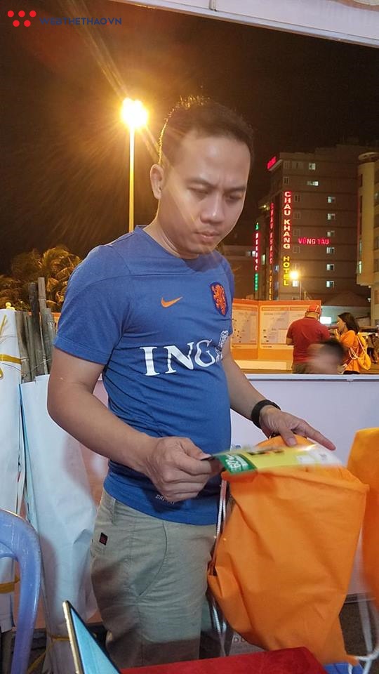 Cảm động ông bố trẻ tìm mua bib phút chót để được chạy cùng với con trai