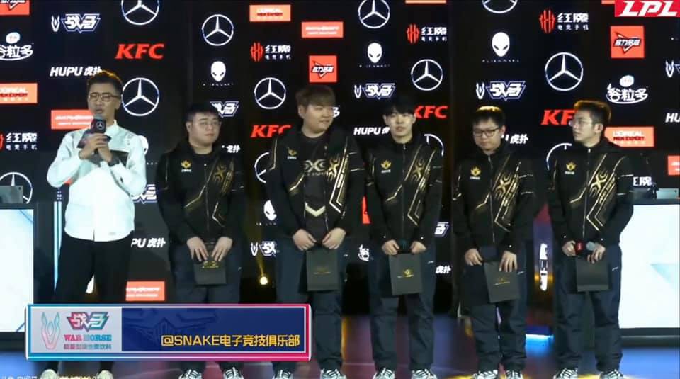 Đường giữa khởi sắc, Snake Esports thoát khỏi nhóm nguy hiểm