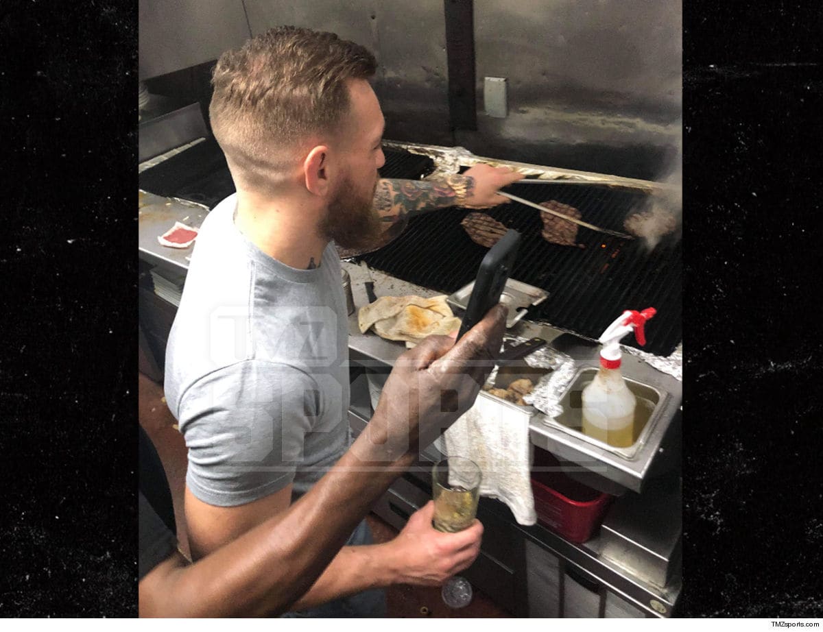 Conor McGregor quẩy tưng bừng khi... chờ ngày ra tòa