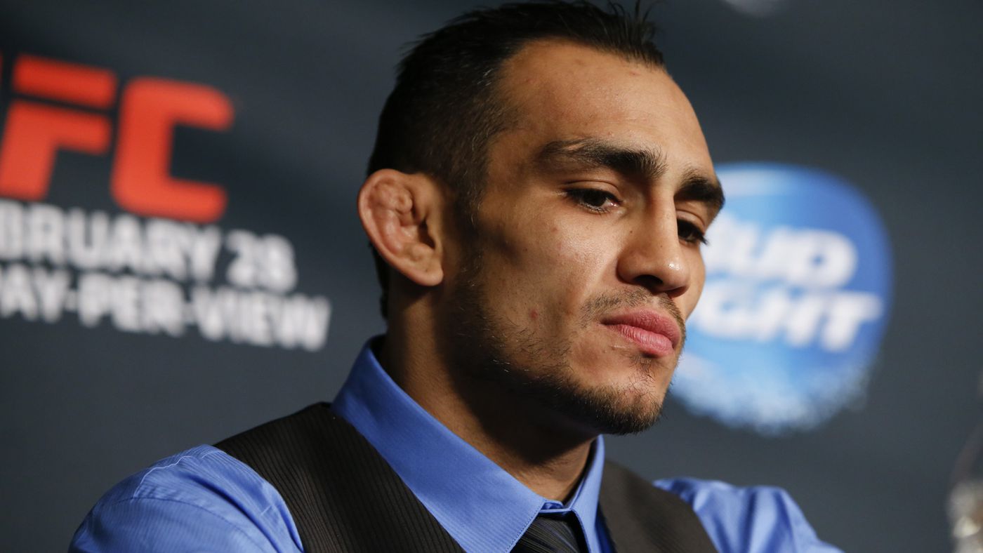 Conor McGregor an ủi Tony Ferguson sau biến cố bạo hành gia đình