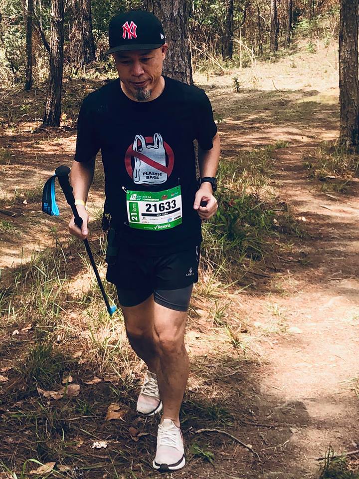 Nhạc sĩ Huy Tuấn chạy 21km DLUT 2019: Không sử dụng túi nylon, dọn rác... khoe Facebook