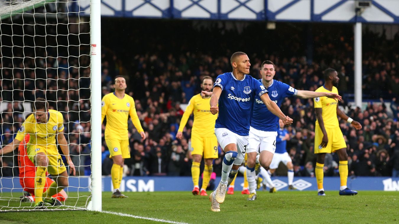 Án phạt của Chelsea sẽ giúp HLV Sarri ... không bị sa thải