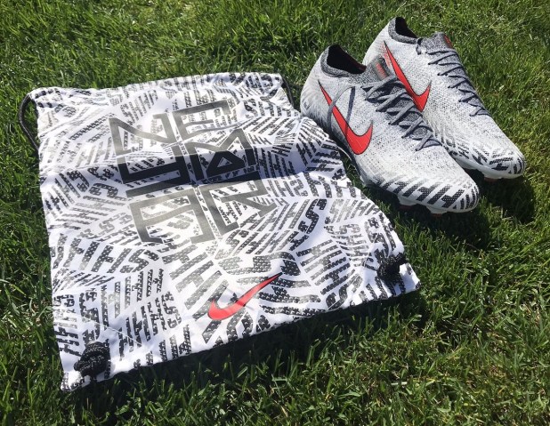 Cận cảnh giày Nike Vapor NJR “Silêncio” của Neymar