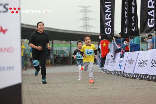 Khoảnh khắc ngộ nghĩnh của runner nhí tại Garmin Run Hanoi 2019