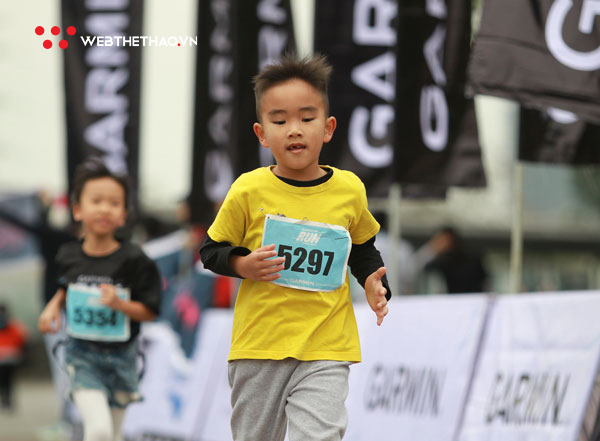 Khoảnh khắc ngộ nghĩnh của runner nhí tại Garmin Run Hanoi 2019