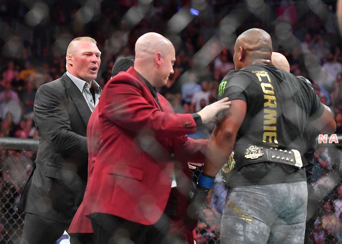 Daniel Cormier dọa đập Brock Lesnar ở... Wrestle Mania