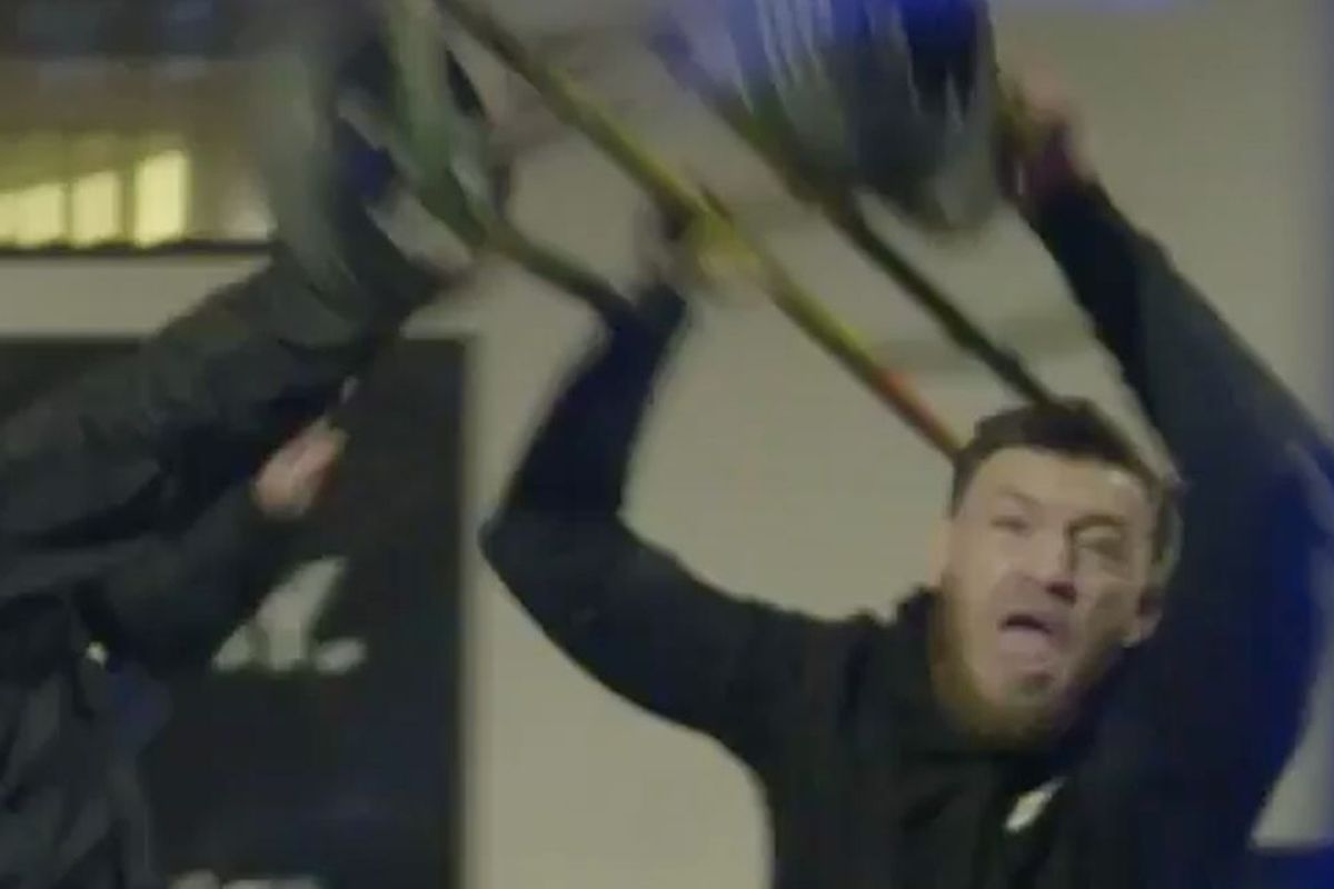 Conor McGregor dọn dẹp nhà thờ để xóa án tấn công xe bus UFC 223