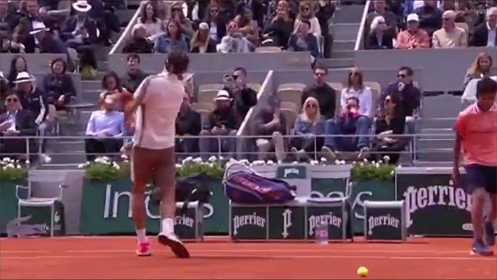 Cơn giận của Federer nhằm nhò gì so với Mario Vilella Martinez