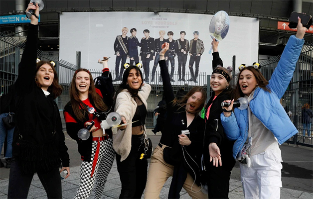 K-Pop phá hỏng sân Stade de France: Chuyện nhỏ!