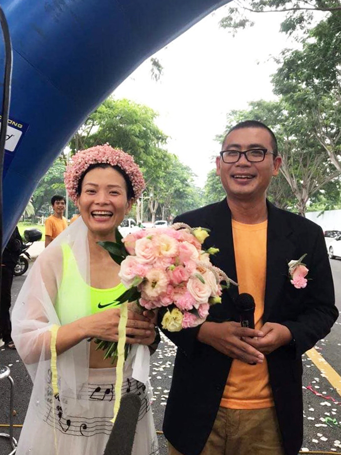 Cặp đôi bất ngờ được tổ chức đám cưới tại vạch đích sau khi chạy xuyên đêm